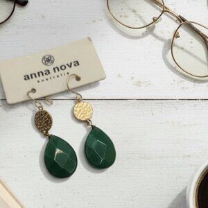 NWT Anna Nova Australia Emerald Green Teardrop Dangle Earrings Gold Tone